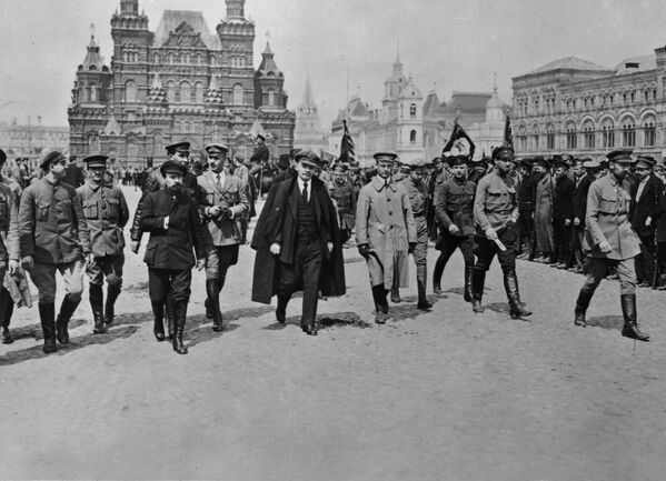 Lenin com um grupo de comandantes examinando as tropas do Vseobuch - Sputnik Brasil