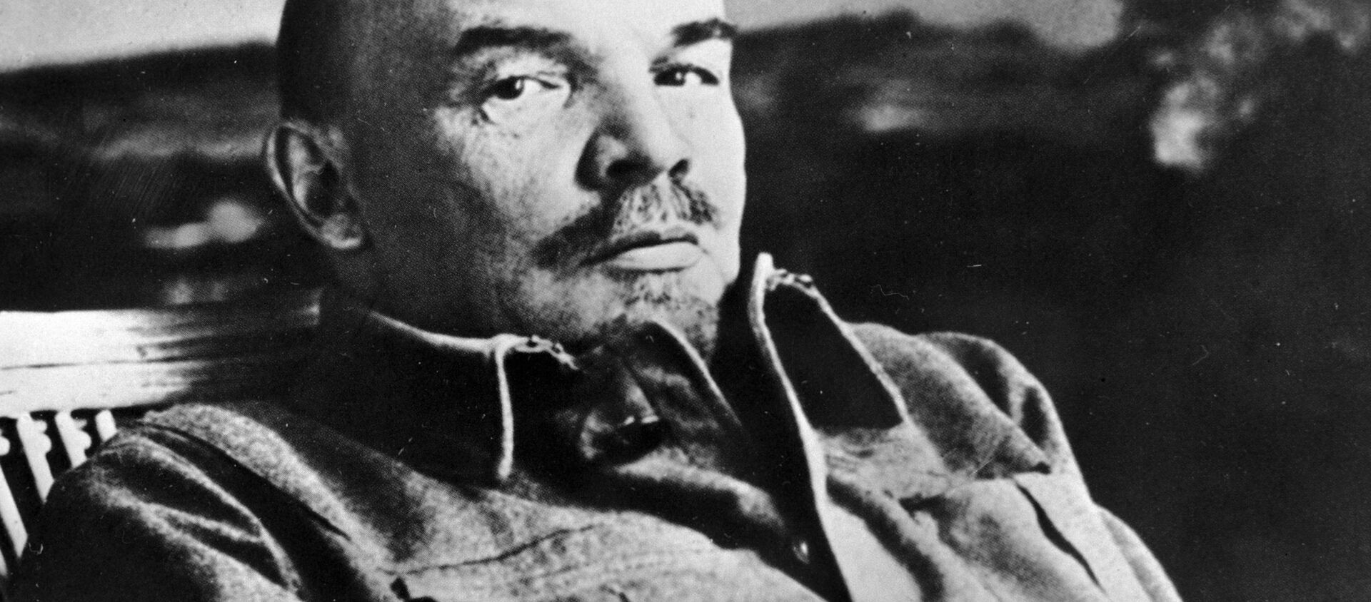 Vladimir Lenin no seu escritório na sua casa em Gorki, 1922 - Sputnik Brasil, 1920, 14.11.2018
