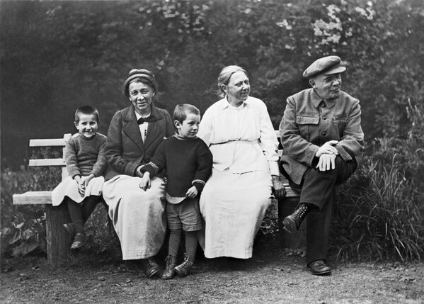 Vladimir Lenin, sua esposa Nadezhda Krupskaya e sua irmã mais velha Anna Ulyanova-Yelizarova em Gorki - Sputnik Brasil