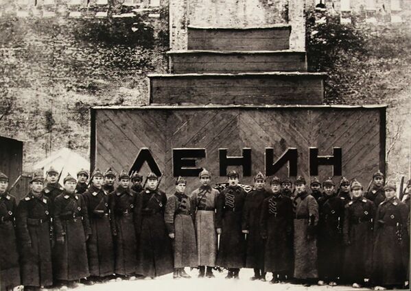 Guardas frente ao mausoléu temporário de Lenin - Sputnik Brasil