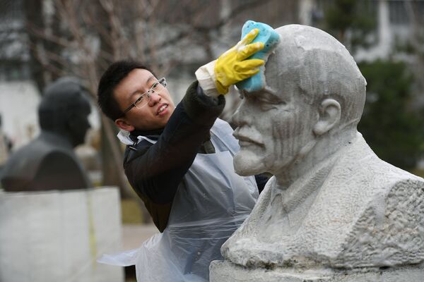 Um voluntário lavando o monumento a Lenin em Moscou - Sputnik Brasil
