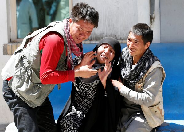 Parentes das vítimas lamentam em um hospital após um ataque suicida em Cabul. - Sputnik Brasil