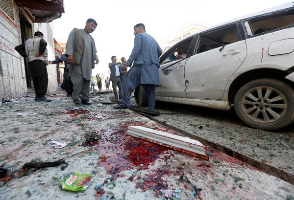 Homens afegãos inspecionam o local de uma explosão suicida em Cabul. - Sputnik Brasil