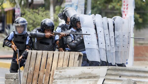 Polícia reprime protesto na Nicarágua, abril de 2018. - Sputnik Brasil
