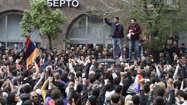 Protestos na capital armênia de Erevan contra a nomeação de Serzh Sargsyan como primeiro-ministro do país - Sputnik Brasil