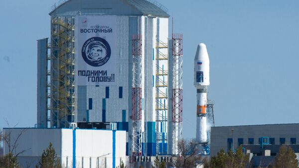 Transportadora espacial Souyuz 2.1a com os satélites russos Lomonosov, Aist-2D e um satélite nano SamSat-216 na plataforma de lançamento do cosmódromo Vostochny. - Sputnik Brasil