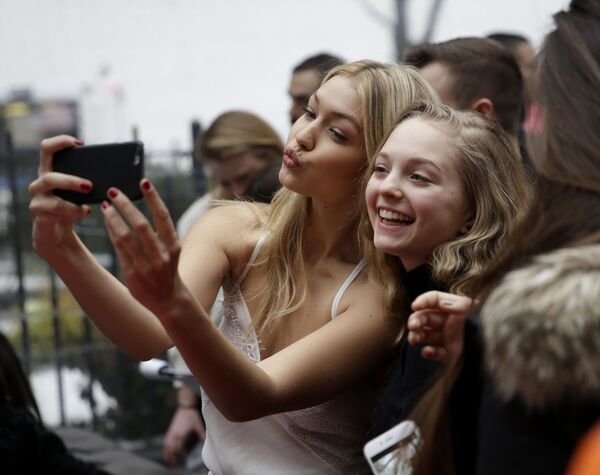 Jovens fãs tiram selfies com sua favorita modelo estadunidense Gigi Hadid em Nova York - Sputnik Brasil