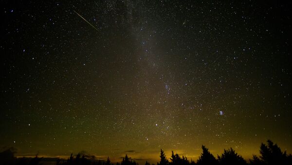 Nesta exposição de 30 segundos, um meteoro cruza o céu durante a chuva anual de meteoros Perseidas (foto de arquivo) - Sputnik Brasil