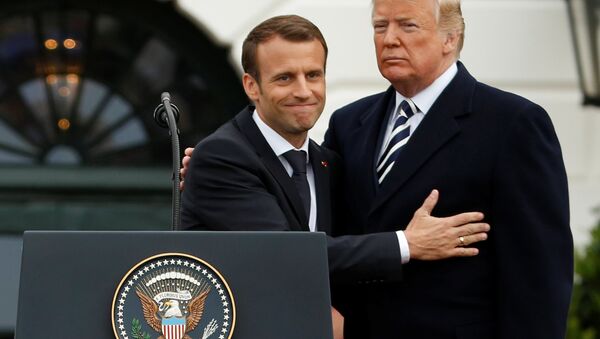 O presidente dos EUA, Donald Trump, ao lado do presidente francês Emmanuel Macron durante uma coletiva na Casa Branca - Sputnik Brasil