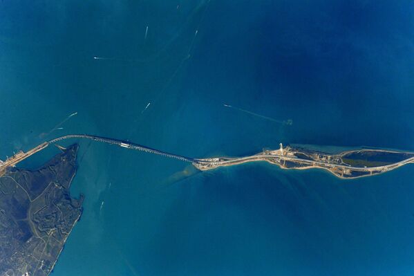 Foto da Ponte da Crimeia tirada a partir da EEI pelo cosmonauta russo Anton Shkaplerov - Sputnik Brasil