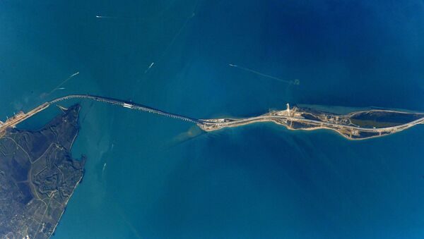 Foto da Ponte da Crimeia tirada a partir da EEI pelo cosmonauta russo Anton Shkaplerov - Sputnik Brasil