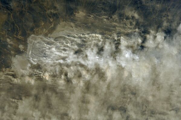 Foto de tempestade de areia no Cazaquistão tirada a partir da EEI pelo cosmonauta russo Anton Shkaplerov - Sputnik Brasil