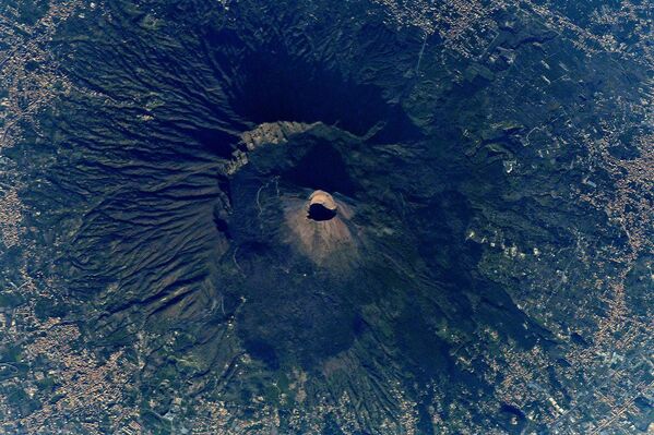 Vulcão Vesúvio fotografado a partir da EEI pelo cosmonauta russo Anton Shkaplerov - Sputnik Brasil