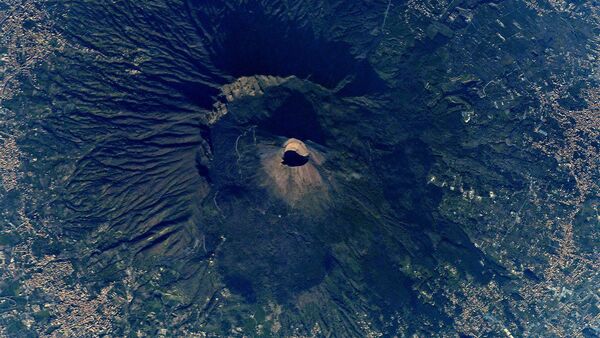 Vulcão Vesúvio fotografado a partir da EEI pelo cosmonauta russo Anton Shkaplerov - Sputnik Brasil