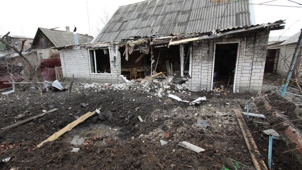 Casa destruída por um ataque contra a cidade de Yasinovataya, no leste da Ucrânia - Sputnik Brasil