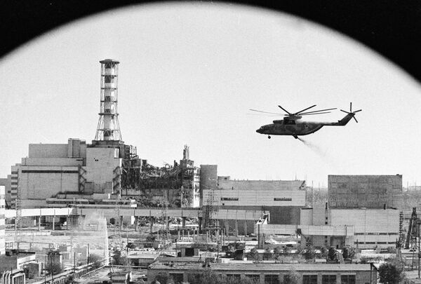 Helicópteros realizando descontaminação de edifícios da Usina Nuclear de Chernobyl após catástrofe - Sputnik Brasil