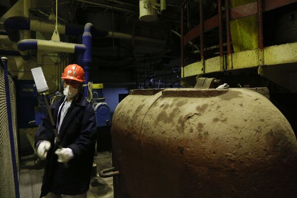 Operário verificando nível de radiação no território do terceiro reator da Usina Nuclear ucraniana de Chernobyl em 2018 - Sputnik Brasil