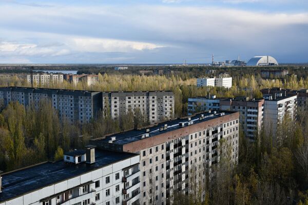 Da cidade de Pripyat dá para ver o novo confinamento seguro e sarcófago do quarto bloco energético da Usina Nuclear de Chernobyl - Sputnik Brasil