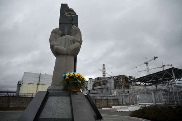 Monumento em homenagem aos operadores que tentaram liquidar consequências negativas da catástrofe em Chernobyl - Sputnik Brasil