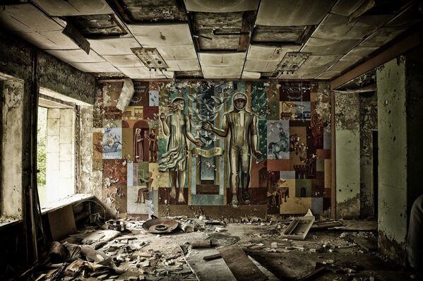 Interior de um edifício na cidade fantasma de Pripyat, Ucrânia - Sputnik Brasil