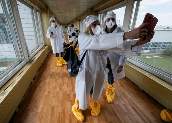 Jornalistas tirando fotos durante viagem à Usina Nuclear de Chernobyl - Sputnik Brasil