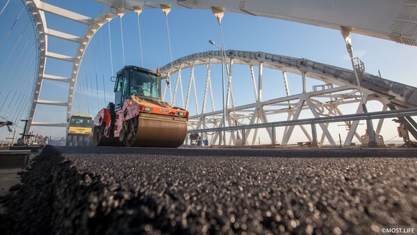 Veículos asfaltando parte rodoviária da ponte da Crimeia - Sputnik Brasil