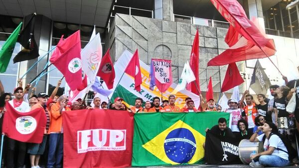 Manifestantes em defesa da Petrobras, no Rio de Janeiro, em frente à sede da empresa - Sputnik Brasil