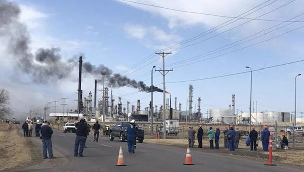 Incêndio na refinaria de petróleo da Husky Energy, na cidade norte-americana de Superior, Wisconsin - Sputnik Brasil