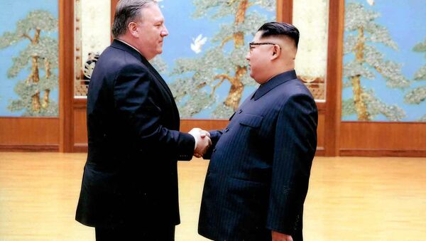 In this image released by the White House, then-CIA director Mike Pompeo shakes hands with North Korean leader Kim Jong Un in Pyongyang, North Korea, during a 2018 East weekend trip. - Sputnik Brasil