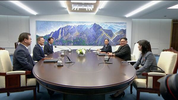 Mesa de negociação de Kim Jong-un e Moon Jae-in. - Sputnik Brasil