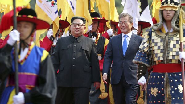 Líderes das duas Coreias, Kim Jong-un e Moon Jae-in, durante encontro na zona desmilitarizada que separa os dois países - Sputnik Brasil