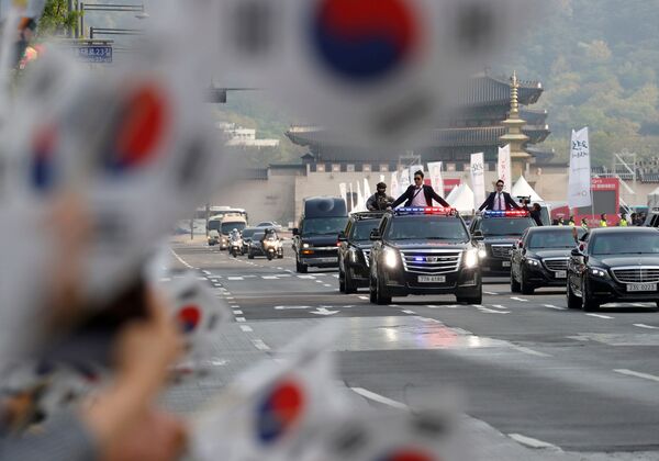Cidadãos saúdam o cortejo do presidente sul-coreano Moon Jae-in no momento em que ele se dirige às históricas negociações intercoreanas - Sputnik Brasil