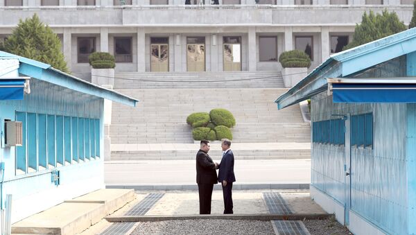 Líderes da Coreia do Norte, Kim Jong-un, e da Coreia do Sul, Moon Jae-in, conversando no primeiro encontro na zona desmilitarizada no âmbito das negociações intercoreanas em 27 de abril de 2018 - Sputnik Brasil