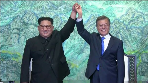 Líder norte-coreano, Kim Jong-un, e seu homólogo sul-coreano, Moon Jae-in, depois da assinatura dos acordos durante a cúpula, 27 de abril de 2018 - Sputnik Brasil