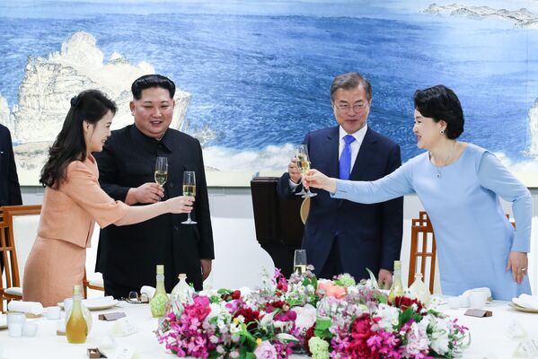 Líder da Coreia do Norte, Kim Jong-un, acompanhado pela sua esposa Ri Sol-ju, brinda com seu homólogo sul-coreano, Moon Jae-in e sua esposa Kim Jung-sook durante a cena que marca o fim da cúpula histórica entre as duas Coreias - Sputnik Brasil