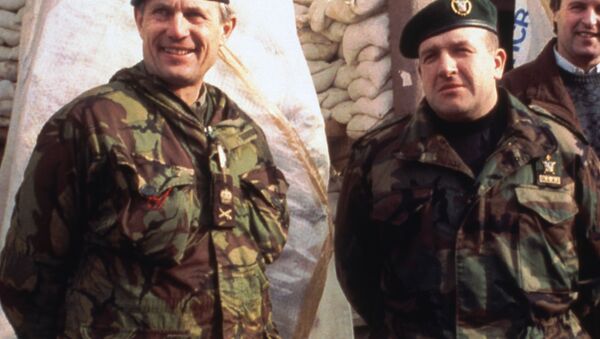 O comandante da ONU para a Bósnia, General Sir Michael Rose (à esquerda) e o General Atif Dudakovic, comandante do 5º Corpo do Exército bósnio (à direita) em frente ao Quartel General do 5º Corpo, em Bihac, antes de um encontro em 28 de dezembro de 1994. - Sputnik Brasil