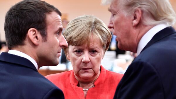 Presidente francês, Emmanuel Macron, chanceler alemã, Angela Merkel, e o presidente norte-americano, Donald Trump, conversam antes do encontro do G-20, em Hamburgo, na Alemanha, em 7 de julho de 2017. - Sputnik Brasil