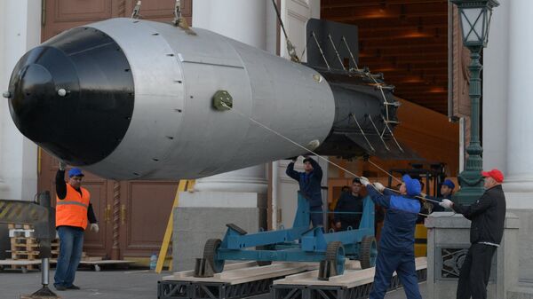 Uma réplica em tamanho real da mais poderosa bomba nuclear já detonada na história, mais conhecida como Tsar Bomba, sendo levada para exibição no centro de Moscou. - Sputnik Brasil