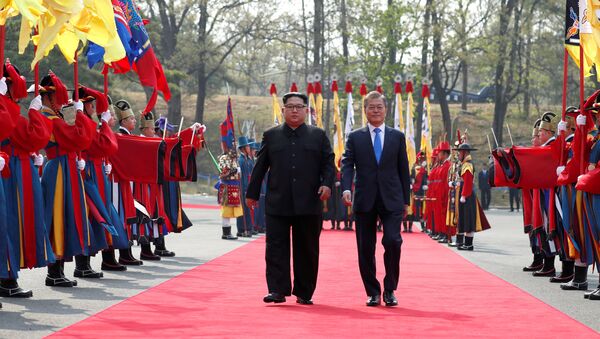 South Korean President Moon Jae-in walks with North Korean leader Kim Jong Un at the truce village of Panmunjom inside the demilitarized zone separating the two Koreas, South Korea, April 27, 2018 - Sputnik Brasil