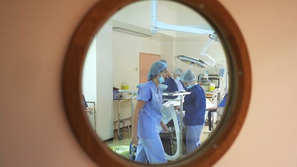 Médicos franceses fazem operação oncológica. - Sputnik Brasil