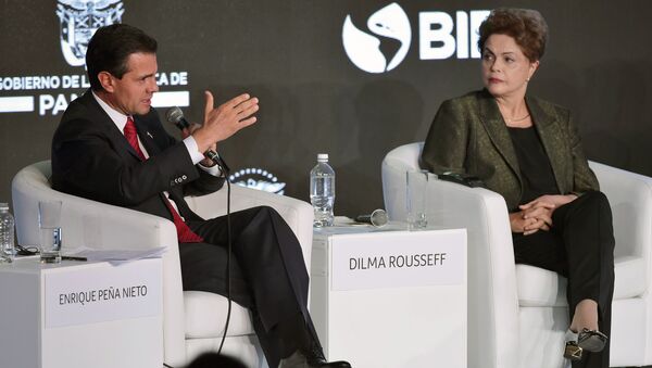 Encontro entre Dilma Rousseff e Enrique Peña Nieto, durante a sétima edição da Cúpula das Américas, na Cidade do Panamá, em abril passado - Sputnik Brasil