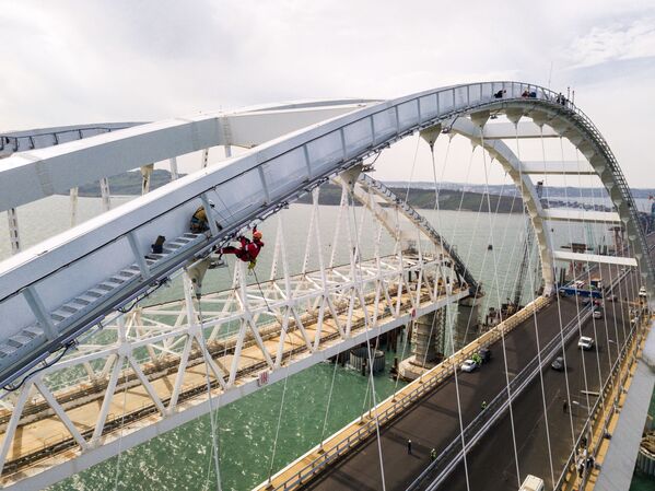 Construção da Ponte da Crimeia e vias de acesso para carros, vista desde a stanitsa russa de Taman - Sputnik Brasil