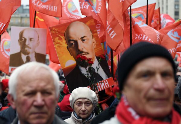Participantes do desfile no dia de aniversário de Lenin, em Moscou - Sputnik Brasil
