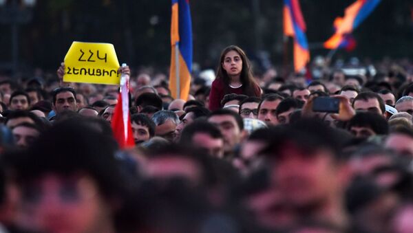 Membros de oposição durante um protesto na Praça da República, em Erevan - Sputnik Brasil