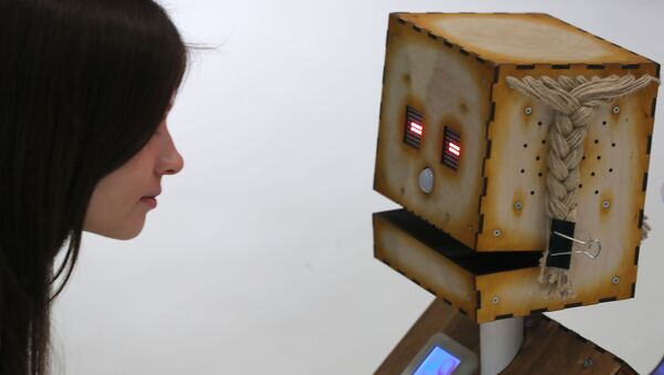 Visitante da exposição de robótica no centro de inovações de Skolkovo olha para o robô Derevyaka, em Moscou - Sputnik Brasil