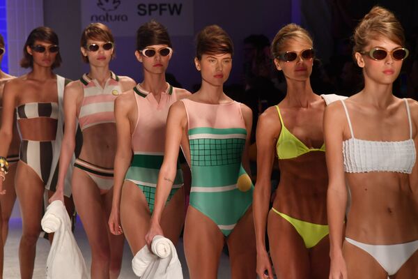 Modelos apresentam peças da casa Salinas durante a semana de moda em São Paulo - Sputnik Brasil
