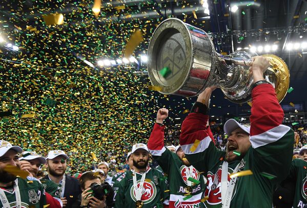 Jogadores do time Ak Bars, da cidade russa de Kazan, festejam a vitória na Copa Gagarin em Hóquei no Gelo - Sputnik Brasil