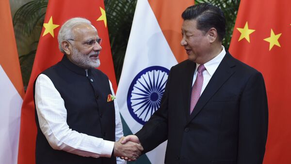 Narendra Modi, primeiro-ministro da Índia, e Xi Jinping, presidente da China, durante encontro informal em Wuhan, na China.  - Sputnik Brasil
