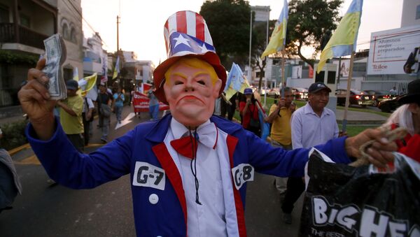 Homem com máscara de Donald Trump durante protestos contra a Cúpulas das Américas, Lima, Peru, 12 de abril de 2018 - Sputnik Brasil