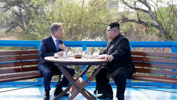 Líderes coreanos, Moon Jae-in (à esquerda) e Kim Jong-un (à direita), em Panmunjom durante cúpula - Sputnik Brasil